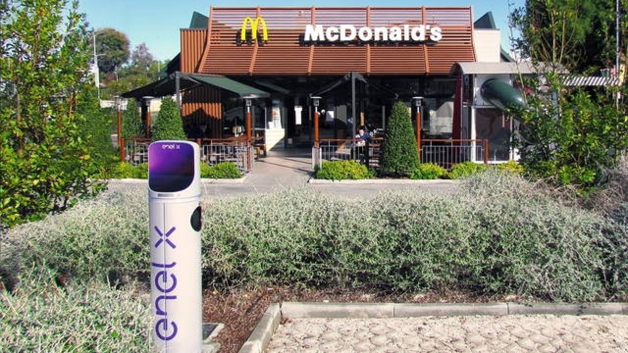 Enel X: 200 punti di ricarica per auto elettriche presso i McDonald’s italiani