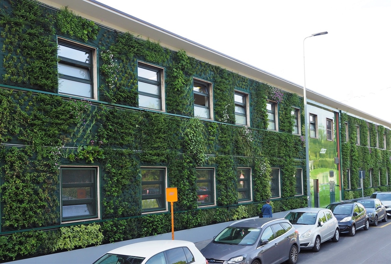 A Milano la prima parete verde intelligente che riduce l'inquinamento