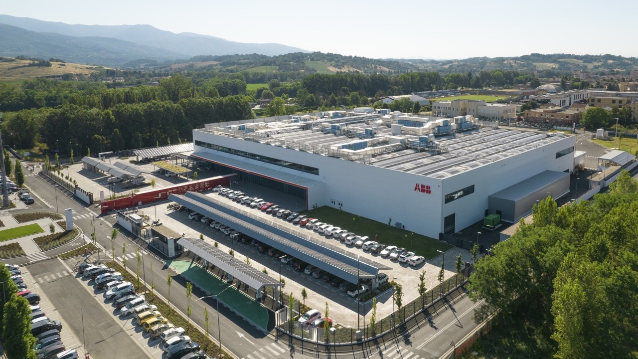 ABB E-mobility inaugura nuovo impianto di produzione di stazioni di ricarica 