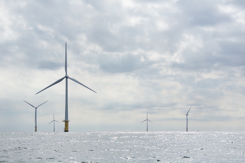 Plenitude: accordo con Simply Blue per lo sviluppo di progetti eolici offshore galleggianti in Italia