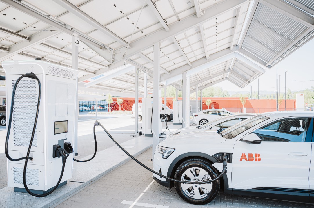 ABB E-mobility consegna il milionesimo sistema di ricarica per veicoli elettrici