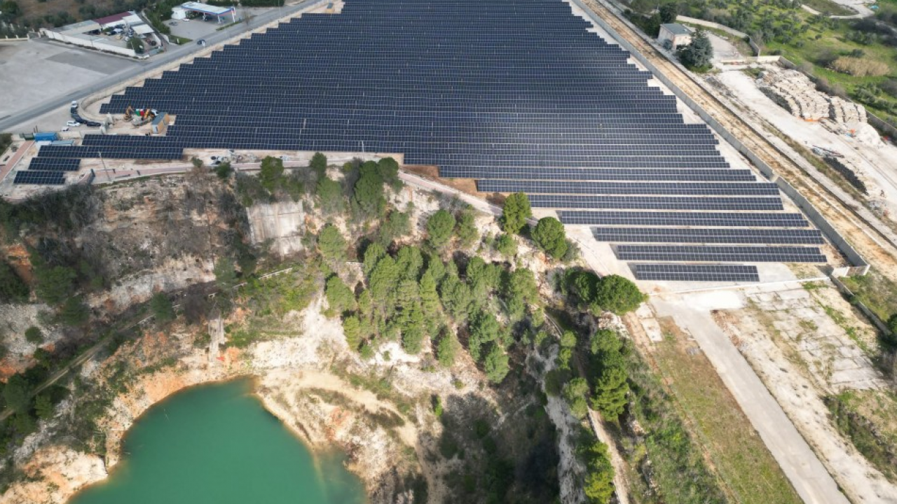 Un impianto fotovoltaico e un parco per far rinascere un’area industriale dismessa