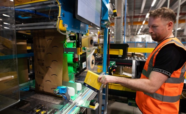 Amazon: nuovi macchinari per imballaggi che adattano automaticamente le buste di carta al contenuto