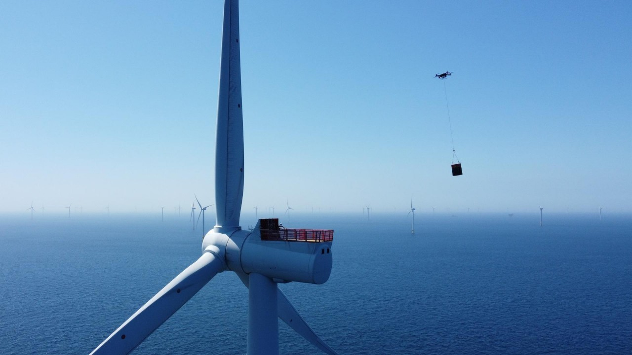 Dalle navi alle turbine eoliche, i droni cargo dell'altoatesina FlyingBasket spostano 38 ton di materiale in UK