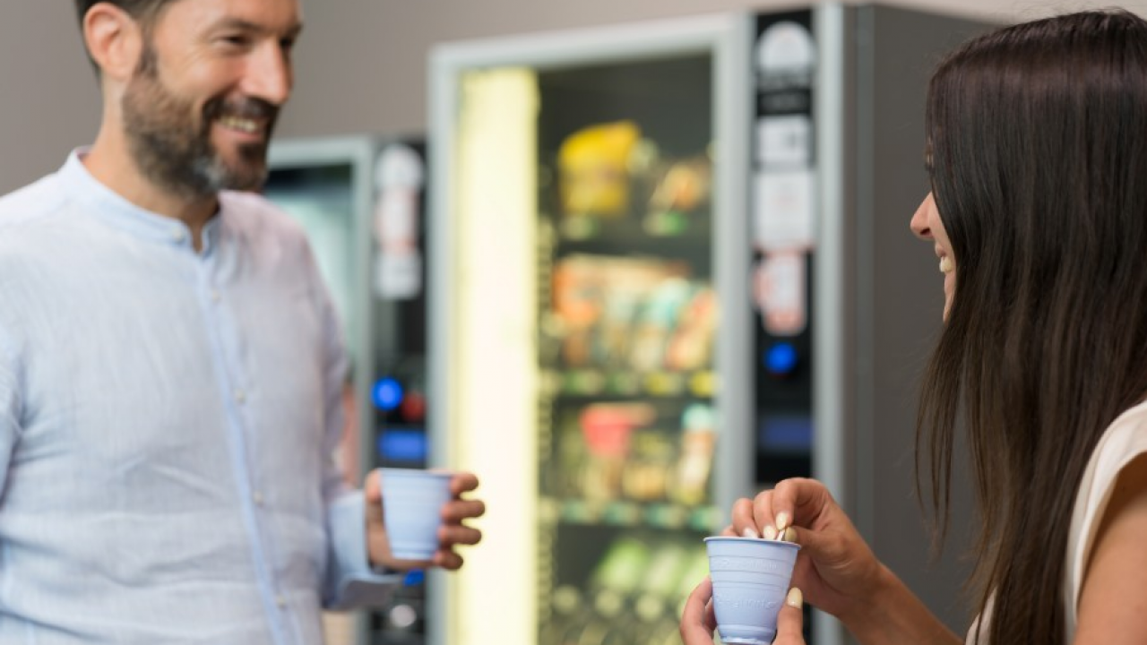 FLO lancia R-Hybrid SKY: primo bicchiere vending con polistirene riciclato 