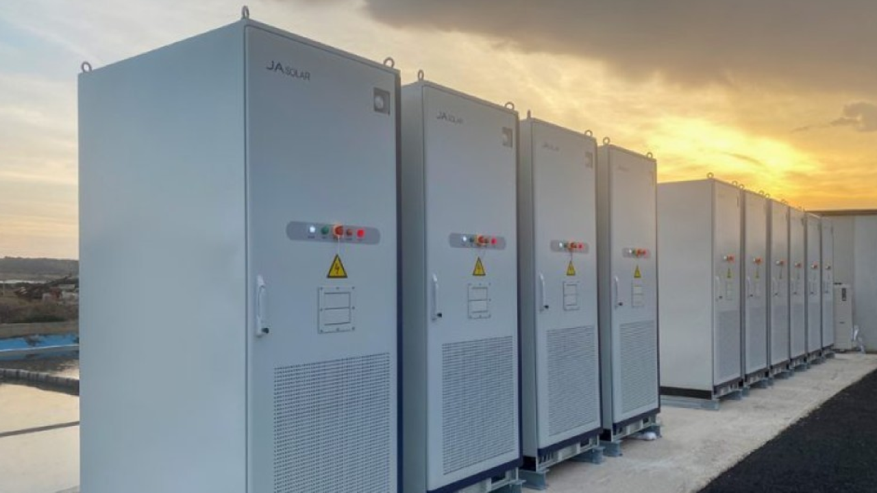 JA Solar lancia i nuovi moduli TOPCon e il sistema JAPlanet Battery a KEY 2026