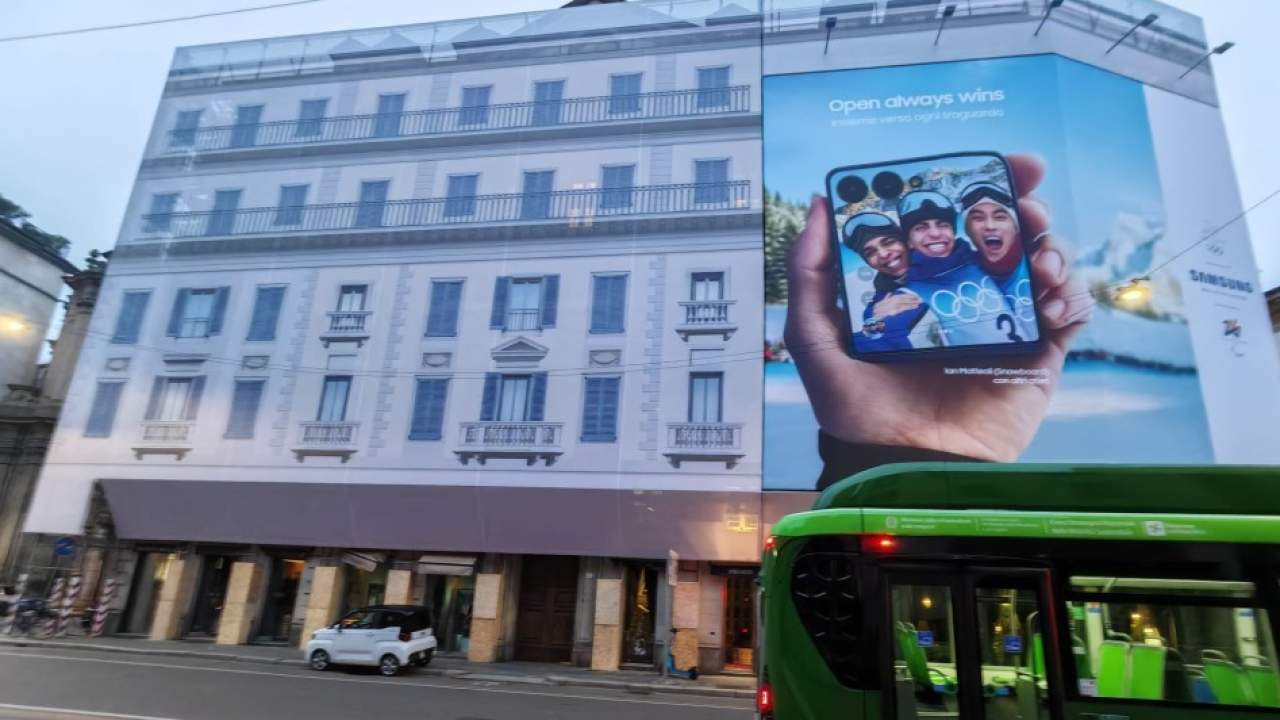 Milano: per ripulire l'aria arrivano i maxi impianti pubblicitari “green” 
