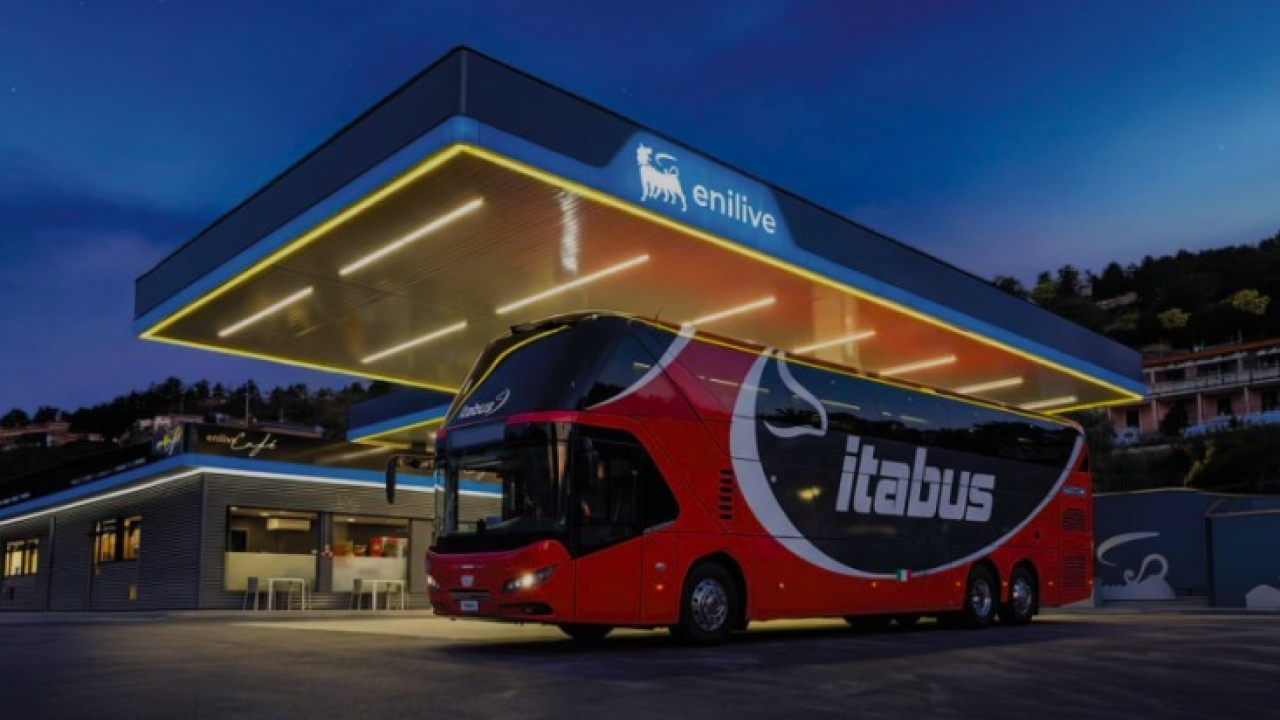 Itabus viaggia 100% sostenibile con il biocarburante Enilive