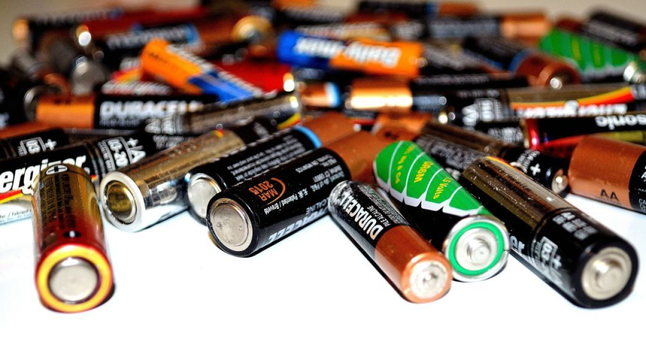 Raccolta batterie, l'Italia riparte dal 31%: primo dato ufficiale dopo la riforma UE