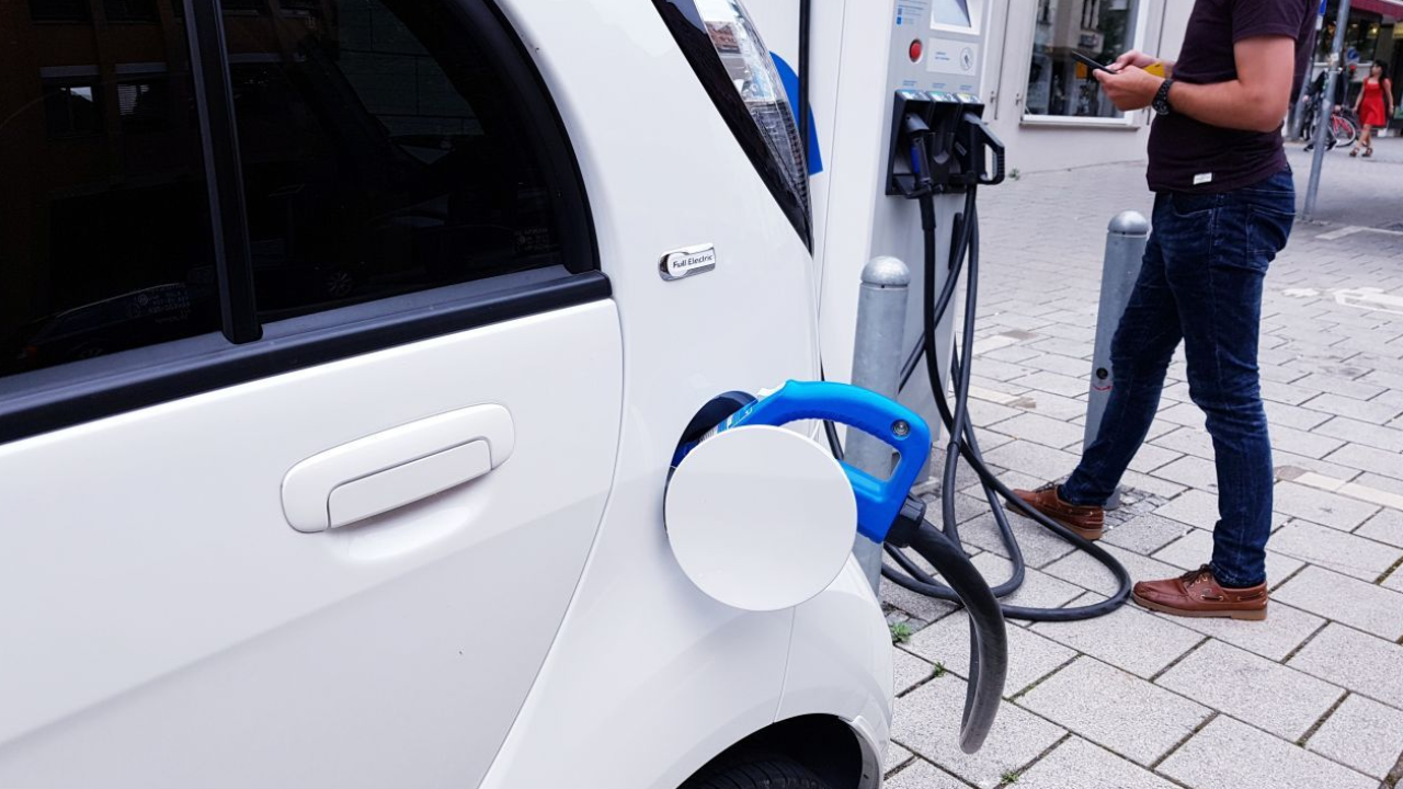 Colonnine di ricarica elettrica: al via il servizio per il censimento dei dispositivi e la trasmissione dei corrispettivi